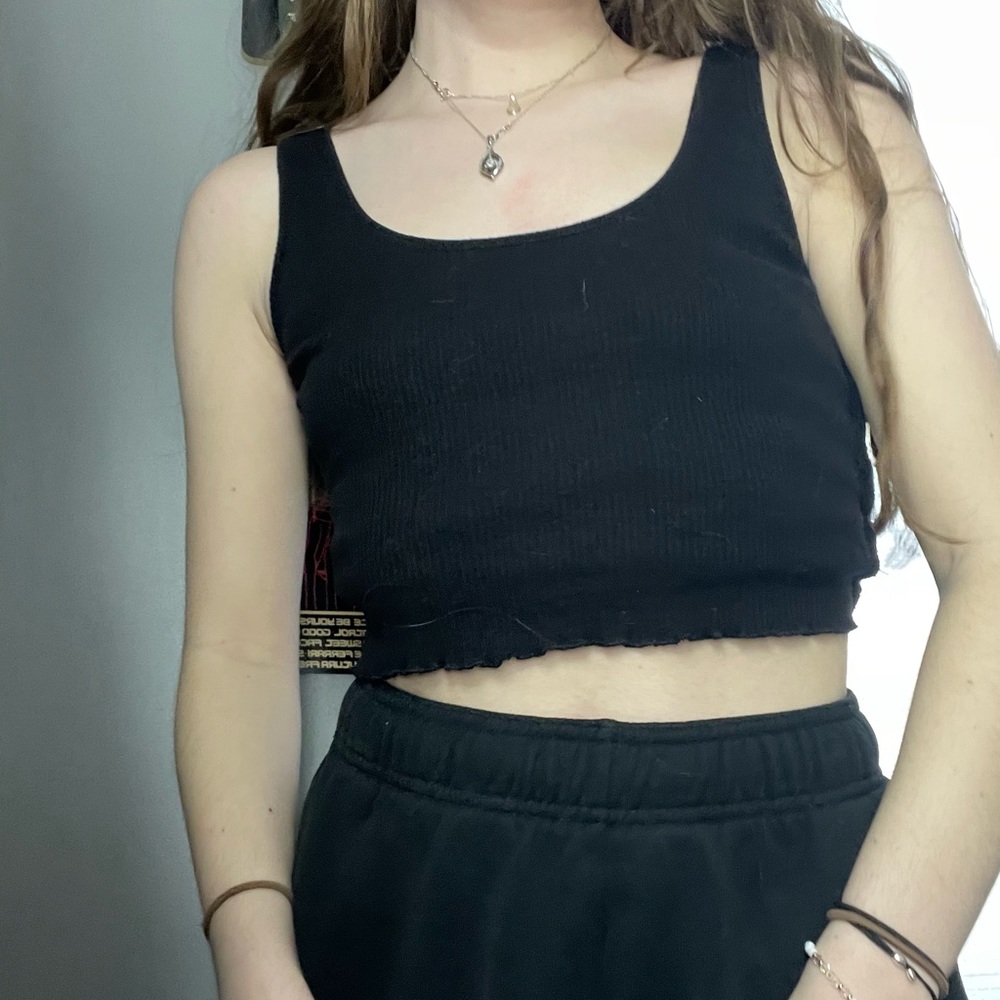 plain cropped black tank